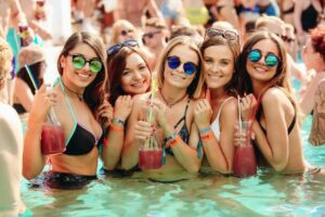 ragazze-al-pool-party