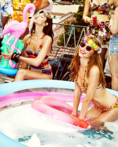 ragazze-in-piscina